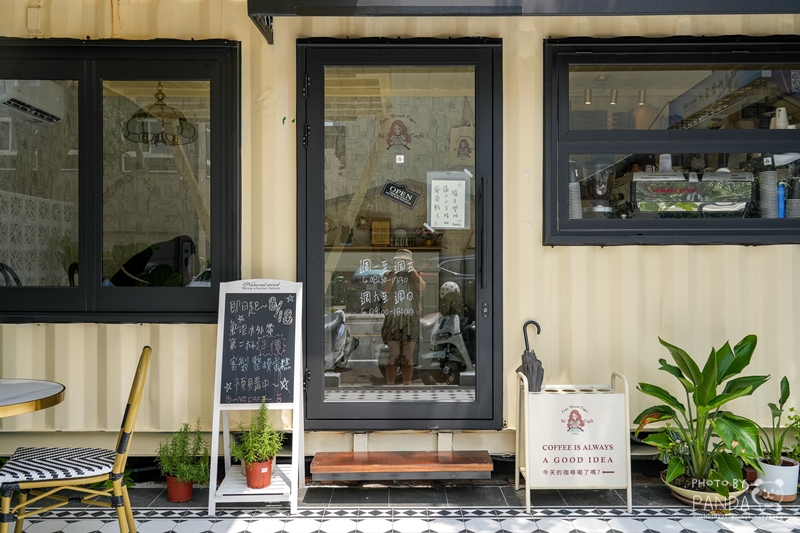 新竹竹北｜Ni Café 妮咖啡．竹北大遠百周邊超夯的貨櫃咖啡廳，還有愜意的露營風格～ @Panda&#039;s paradise
