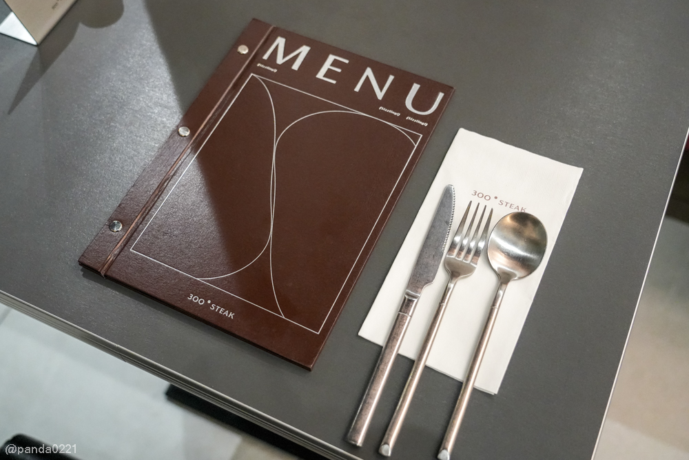 桃園中壢｜300° STEAK青埔店．人氣排隊牛排重新開幕，玉米濃湯飲料霜淇淋無限供應！ @Panda&#039;s paradise