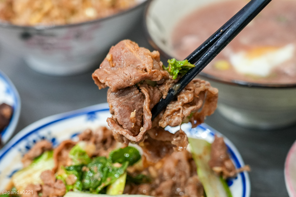 桃園｜台南牛饕溫體牛肉湯(桃園店)，牛肉湯、肉燥飯、牛雜熱炒通通吃得到 @Panda&#039;s paradise