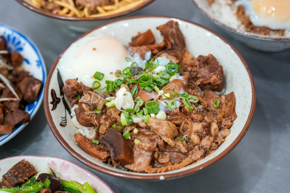 桃園｜台南牛饕溫體牛肉湯(桃園店)，牛肉湯、肉燥飯、牛雜熱炒通通吃得到 @Panda&#039;s paradise