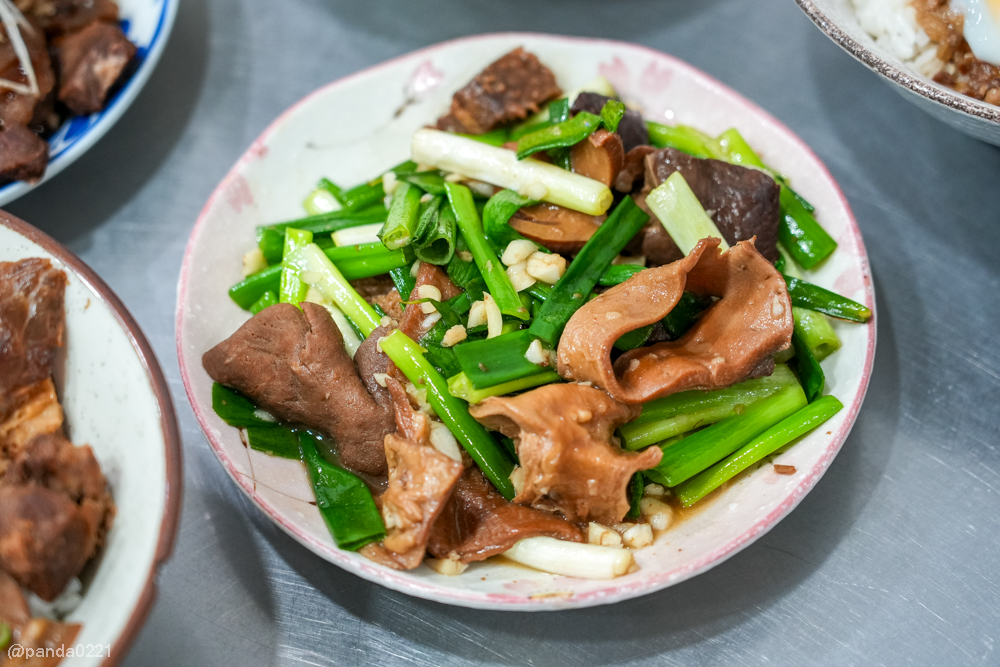 桃園｜台南牛饕溫體牛肉湯(桃園店)，牛肉湯、肉燥飯、牛雜熱炒通通吃得到 @Panda&#039;s paradise