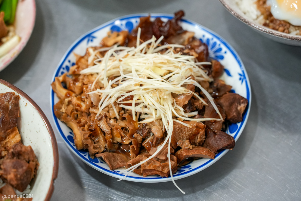 桃園｜台南牛饕溫體牛肉湯(桃園店)，牛肉湯、肉燥飯、牛雜熱炒通通吃得到 @Panda&#039;s paradise