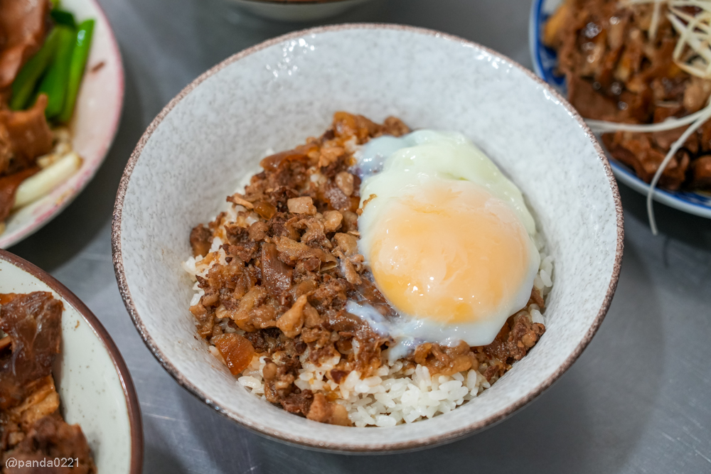 桃園｜台南牛饕溫體牛肉湯(桃園店)，牛肉湯、肉燥飯、牛雜熱炒通通吃得到 @Panda&#039;s paradise