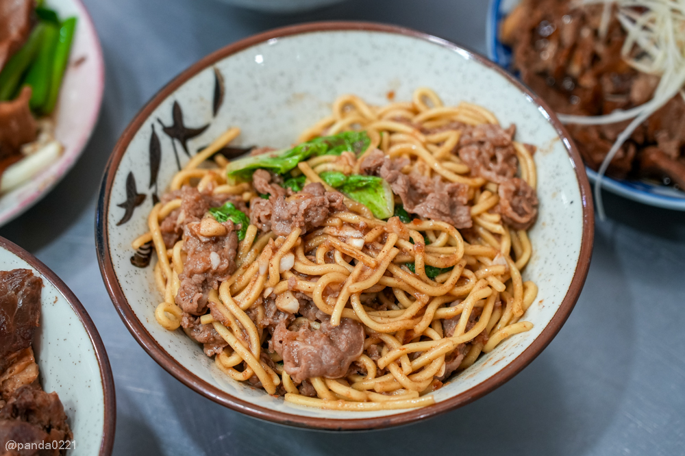 桃園｜台南牛饕溫體牛肉湯(桃園店)，牛肉湯、肉燥飯、牛雜熱炒通通吃得到 @Panda&#039;s paradise