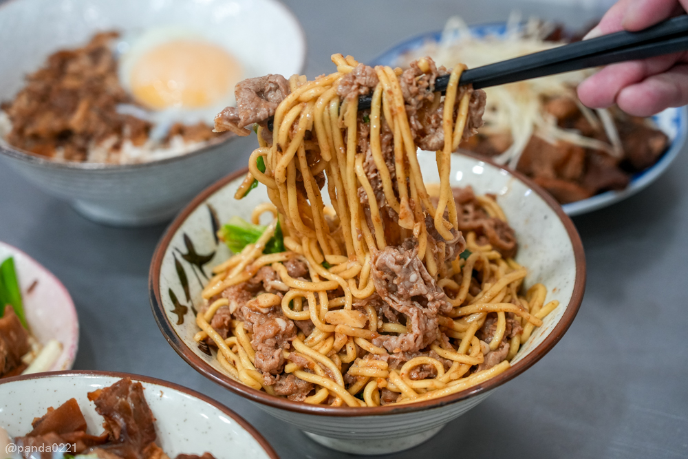 桃園｜台南牛饕溫體牛肉湯(桃園店)，牛肉湯、肉燥飯、牛雜熱炒通通吃得到 @Panda&#039;s paradise