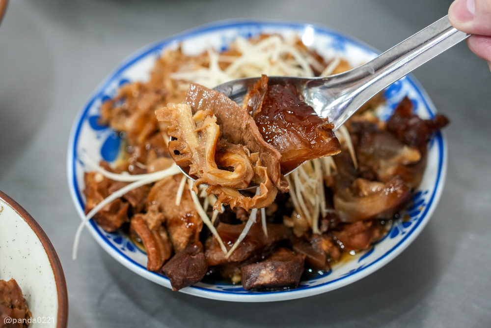 桃園｜台南牛饕溫體牛肉湯(桃園店)，牛肉湯、肉燥飯、牛雜熱炒通通吃得到 @Panda&#039;s paradise