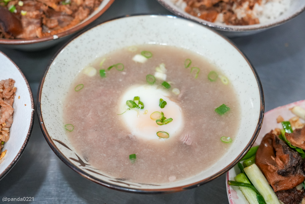 桃園｜台南牛饕溫體牛肉湯(桃園店)，牛肉湯、肉燥飯、牛雜熱炒通通吃得到 @Panda&#039;s paradise
