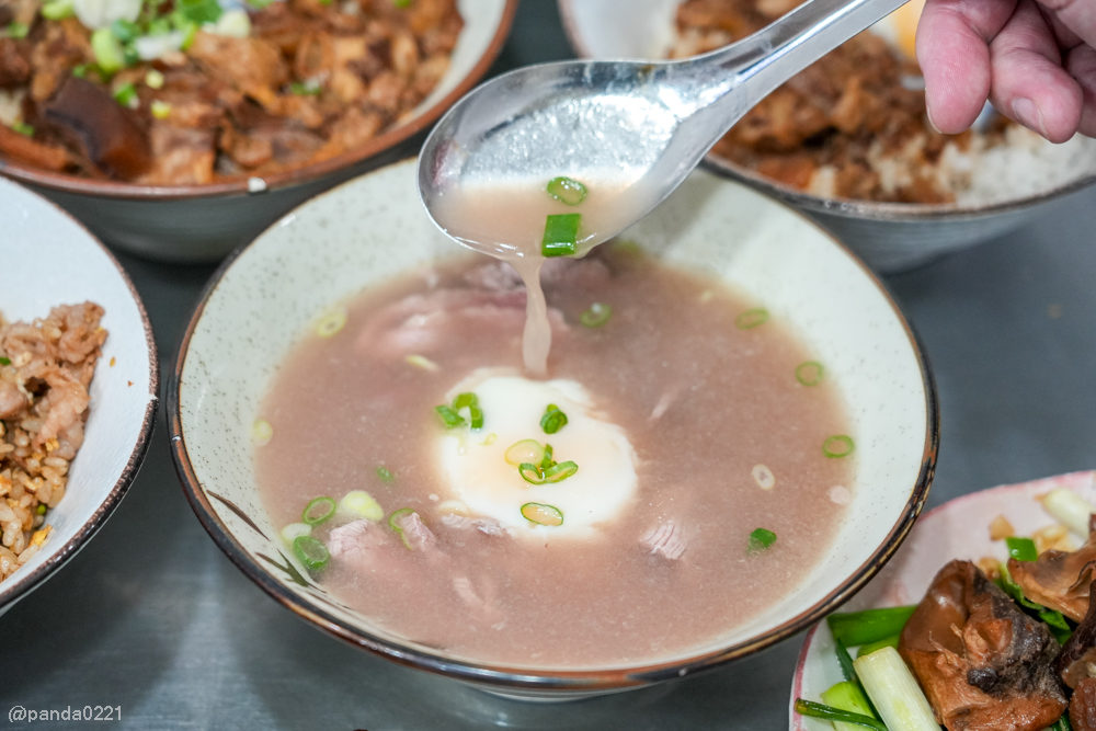 桃園｜台南牛饕溫體牛肉湯(桃園店)，牛肉湯、肉燥飯、牛雜熱炒通通吃得到 @Panda&#039;s paradise