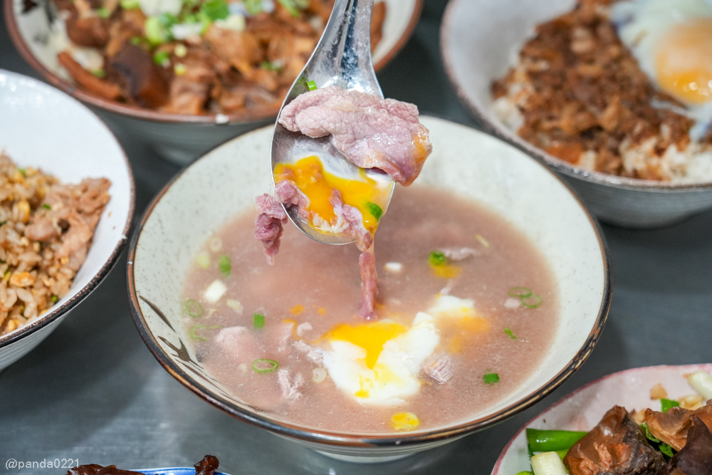 桃園｜台南牛饕溫體牛肉湯(桃園店)，牛肉湯、肉燥飯、牛雜熱炒通通吃得到 @Panda&#039;s paradise