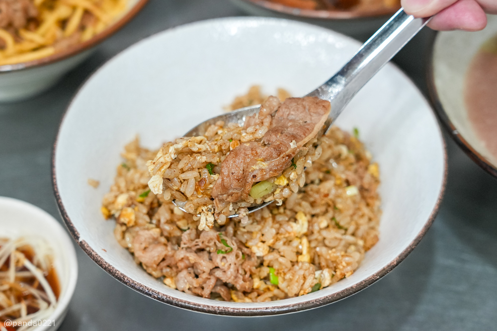 桃園｜台南牛饕溫體牛肉湯(桃園店)，牛肉湯、肉燥飯、牛雜熱炒通通吃得到 @Panda&#039;s paradise