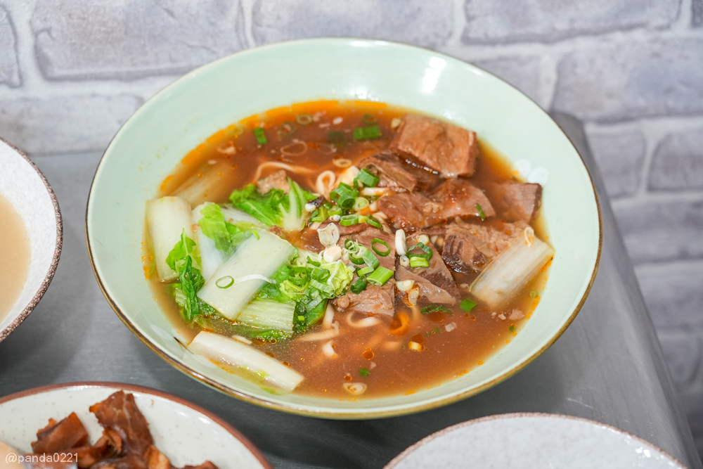 桃園｜台南牛饕溫體牛肉湯(桃園店)，牛肉湯、肉燥飯、牛雜熱炒通通吃得到 @Panda&#039;s paradise