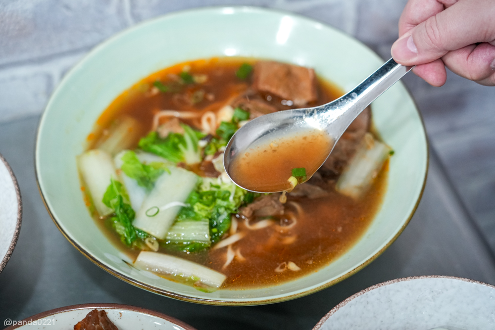 桃園｜台南牛饕溫體牛肉湯(桃園店)，牛肉湯、肉燥飯、牛雜熱炒通通吃得到 @Panda&#039;s paradise