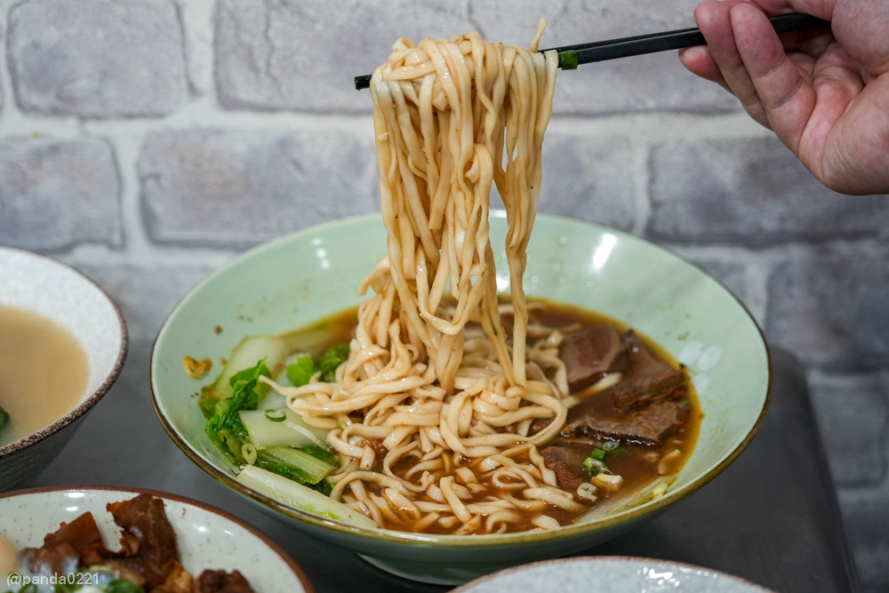 桃園｜台南牛饕溫體牛肉湯(桃園店)，牛肉湯、肉燥飯、牛雜熱炒通通吃得到 @Panda&#039;s paradise