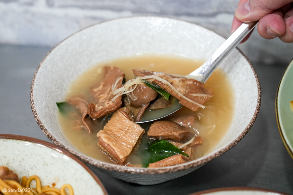 桃園｜台南牛饕溫體牛肉湯(桃園店)，牛肉湯、肉燥飯、牛雜熱炒通通吃得到 @Panda&#039;s paradise