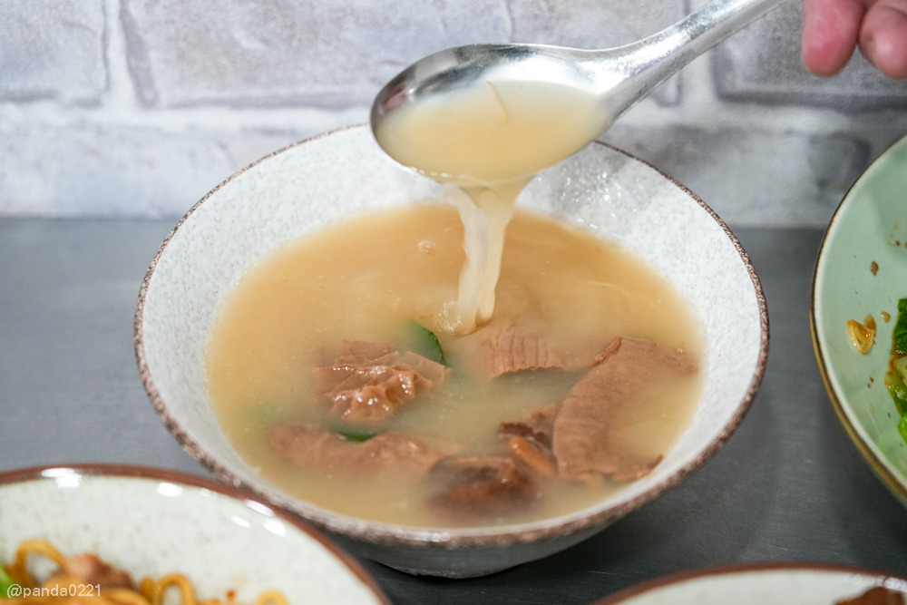 桃園｜台南牛饕溫體牛肉湯(桃園店)，牛肉湯、肉燥飯、牛雜熱炒通通吃得到 @Panda&#039;s paradise