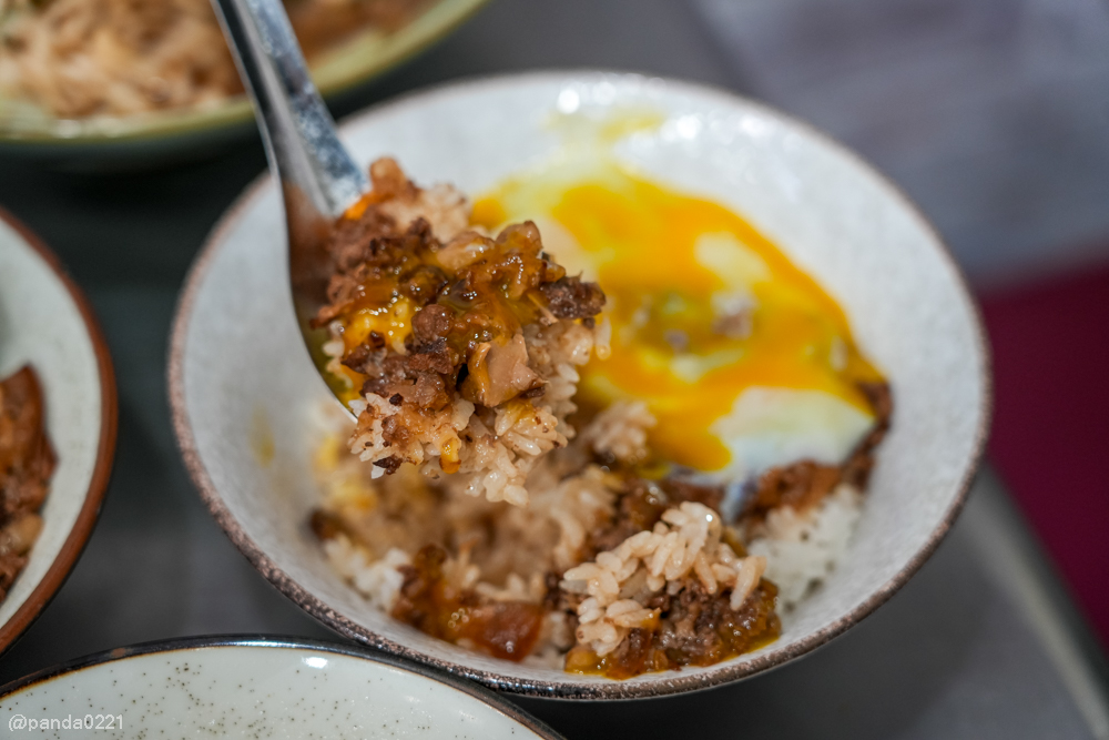 桃園｜台南牛饕溫體牛肉湯(桃園店)，牛肉湯、肉燥飯、牛雜熱炒通通吃得到 @Panda&#039;s paradise