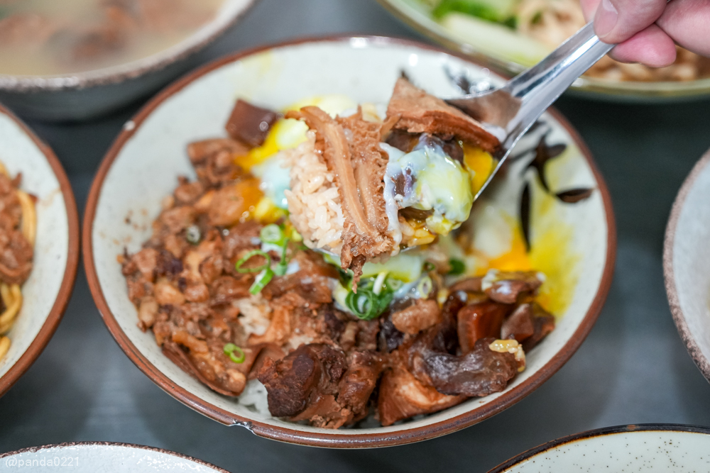 桃園｜台南牛饕溫體牛肉湯(桃園店)，牛肉湯、肉燥飯、牛雜熱炒通通吃得到 @Panda&#039;s paradise