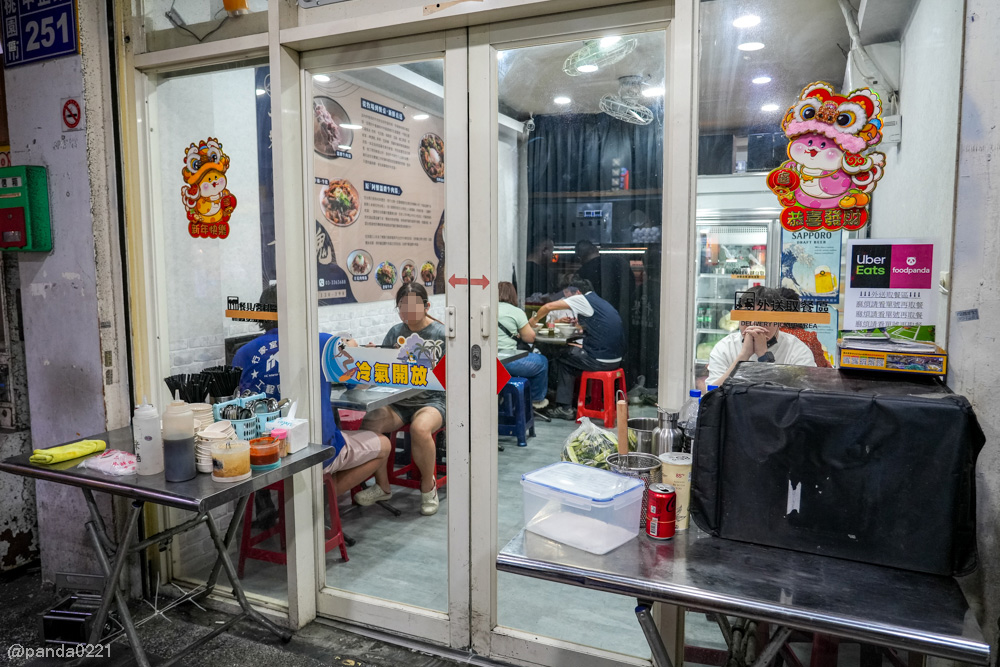 桃園｜台南牛饕溫體牛肉湯(桃園店)，牛肉湯、肉燥飯、牛雜熱炒通通吃得到 @Panda&#039;s paradise