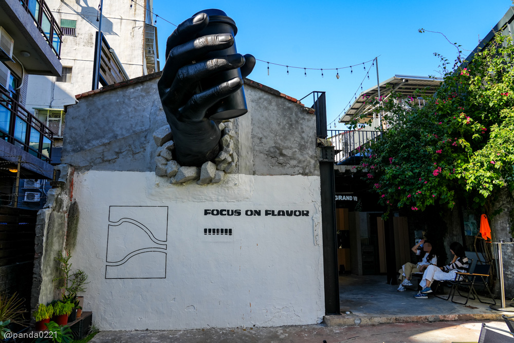 桃園中壢｜FOCUS ON FLAVOR 2．黑色巨手地標的中原隱藏版工業風咖啡廳 @Panda&#039;s paradise