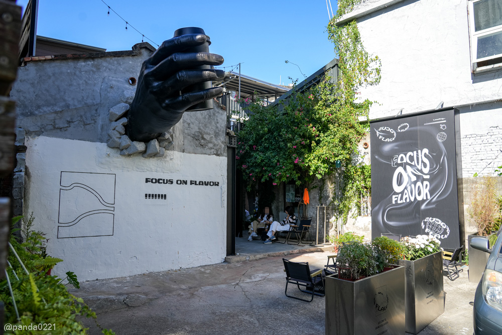 桃園中壢｜FOCUS ON FLAVOR 2．黑色巨手地標的中原隱藏版工業風咖啡廳 @Panda&#039;s paradise