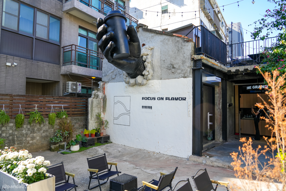 桃園中壢｜FOCUS ON FLAVOR 2．黑色巨手地標的中原隱藏版工業風咖啡廳 @Panda&#039;s paradise