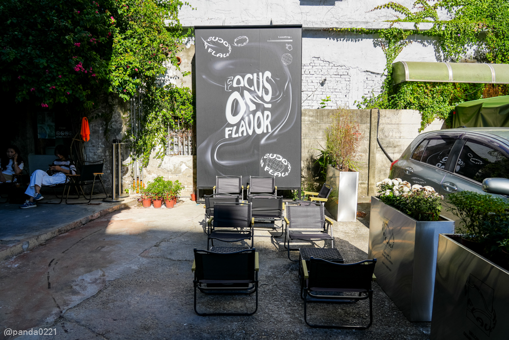 桃園中壢｜FOCUS ON FLAVOR 2．黑色巨手地標的中原隱藏版工業風咖啡廳 @Panda&#039;s paradise