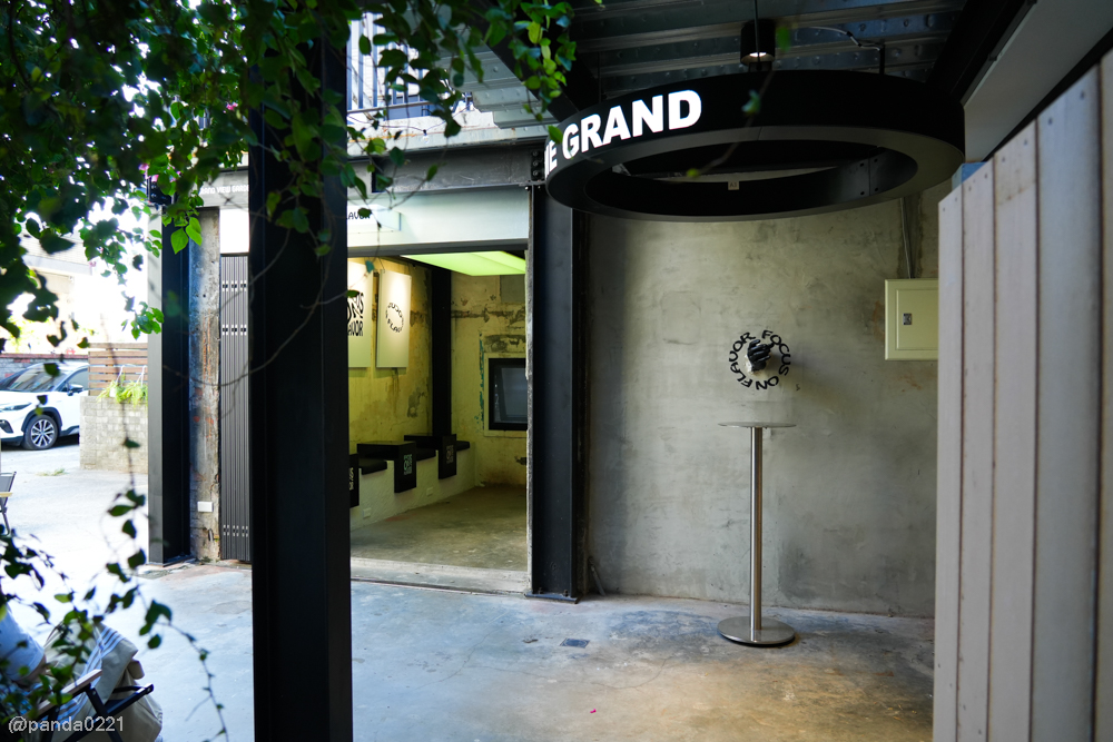 桃園中壢｜FOCUS ON FLAVOR 2．黑色巨手地標的中原隱藏版工業風咖啡廳 @Panda&#039;s paradise