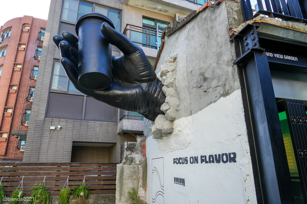 桃園中壢｜FOCUS ON FLAVOR 2．黑色巨手地標的中原隱藏版工業風咖啡廳 @Panda&#039;s paradise