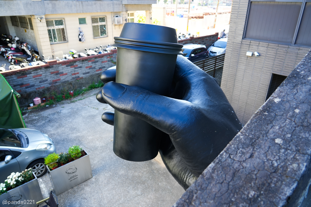 桃園中壢｜FOCUS ON FLAVOR 2．黑色巨手地標的中原隱藏版工業風咖啡廳 @Panda&#039;s paradise