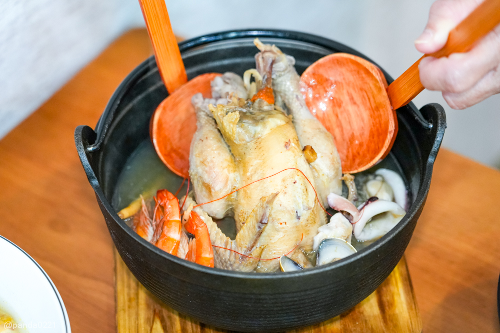 桃園｜金小蔥雞湯米粉．整隻土雞上桌，30隻鹿野土雞慢熬湯底，海鮮米粉澎派，還有超人氣隱藏版炸全雞！ @Panda&#039;s paradise