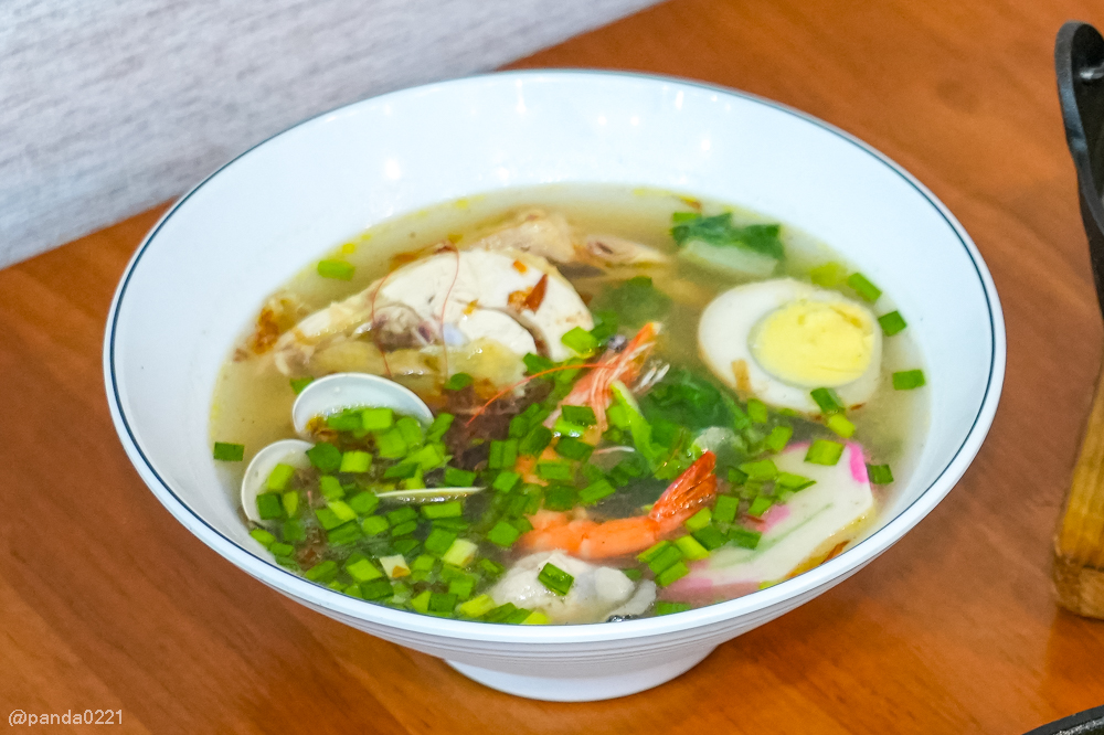 桃園｜金小蔥雞湯米粉．整隻土雞上桌，30隻鹿野土雞慢熬湯底，海鮮米粉澎派，還有超人氣隱藏版炸全雞！ @Panda&#039;s paradise
