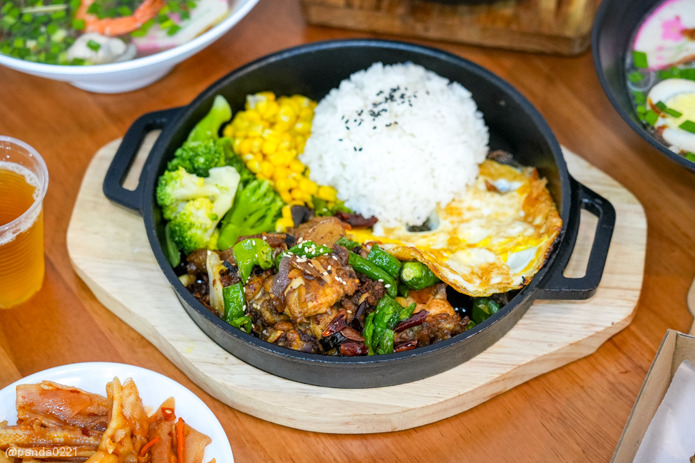 桃園｜金小蔥雞湯米粉．整隻土雞上桌，30隻鹿野土雞慢熬湯底，海鮮米粉澎派，還有超人氣隱藏版炸全雞！ @Panda&#039;s paradise