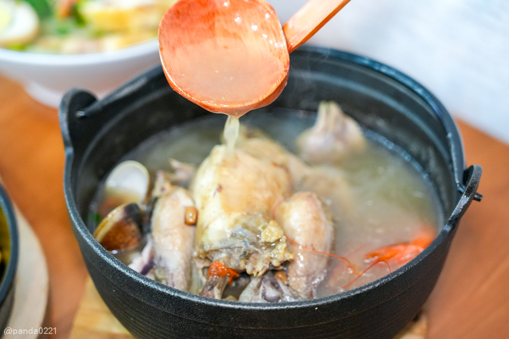 桃園｜金小蔥雞湯米粉．整隻土雞上桌，30隻鹿野土雞慢熬湯底，海鮮米粉澎派，還有超人氣隱藏版炸全雞！ @Panda&#039;s paradise