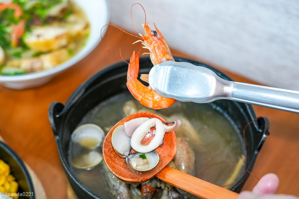 桃園｜金小蔥雞湯米粉．整隻土雞上桌，30隻鹿野土雞慢熬湯底，海鮮米粉澎派，還有超人氣隱藏版炸全雞！ @Panda&#039;s paradise