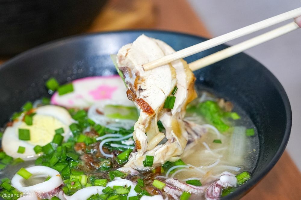 桃園｜金小蔥雞湯米粉．整隻土雞上桌，30隻鹿野土雞慢熬湯底，海鮮米粉澎派，還有超人氣隱藏版炸全雞！ @Panda&#039;s paradise