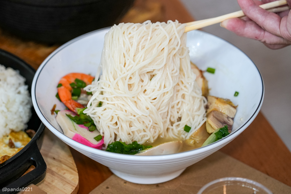 桃園｜金小蔥雞湯米粉．整隻土雞上桌，30隻鹿野土雞慢熬湯底，海鮮米粉澎派，還有超人氣隱藏版炸全雞！ @Panda&#039;s paradise