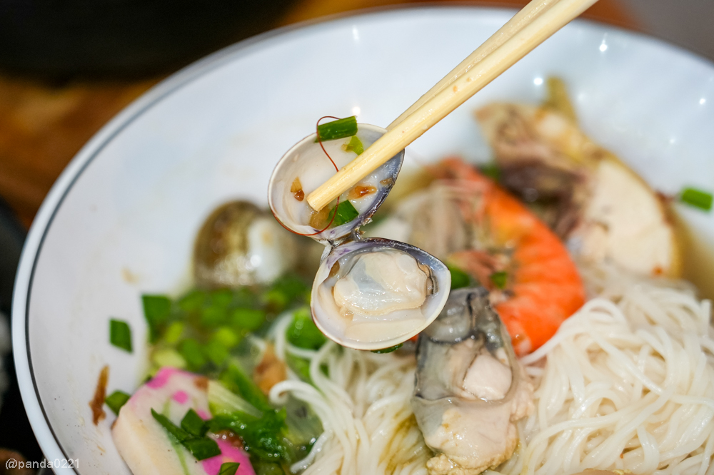 桃園｜金小蔥雞湯米粉．整隻土雞上桌，30隻鹿野土雞慢熬湯底，海鮮米粉澎派，還有超人氣隱藏版炸全雞！ @Panda&#039;s paradise