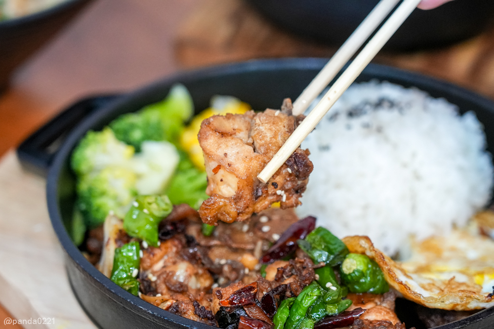 桃園｜金小蔥雞湯米粉．整隻土雞上桌，30隻鹿野土雞慢熬湯底，海鮮米粉澎派，還有超人氣隱藏版炸全雞！ @Panda&#039;s paradise