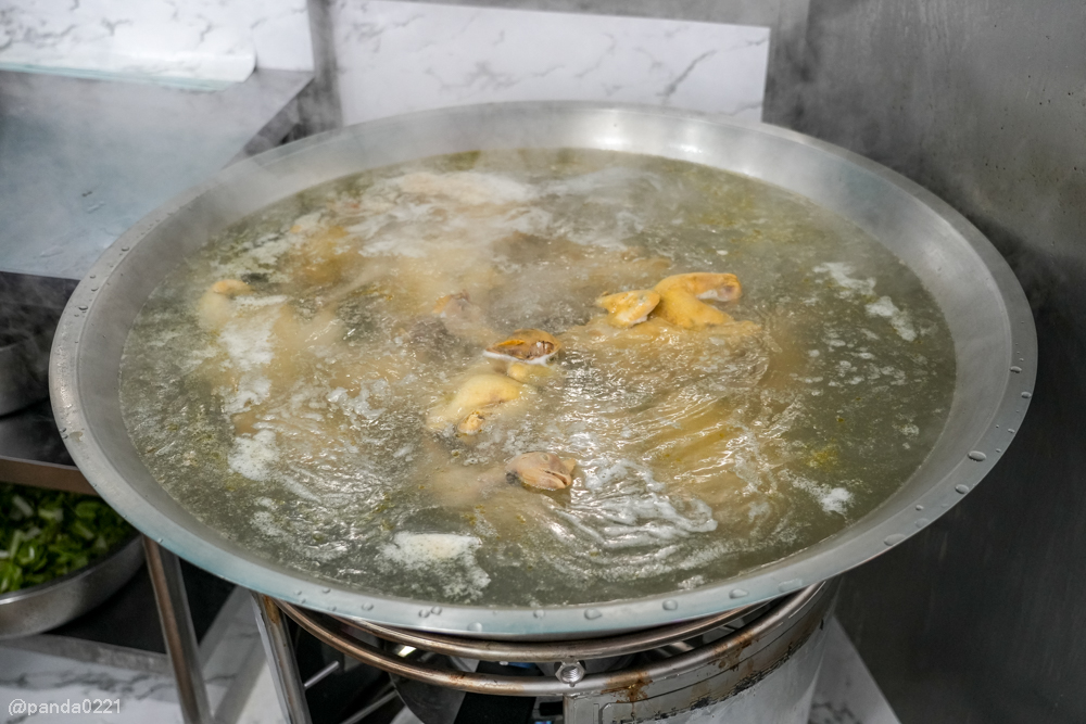 桃園｜金小蔥雞湯米粉．整隻土雞上桌，30隻鹿野土雞慢熬湯底，海鮮米粉澎派，還有超人氣隱藏版炸全雞！ @Panda&#039;s paradise