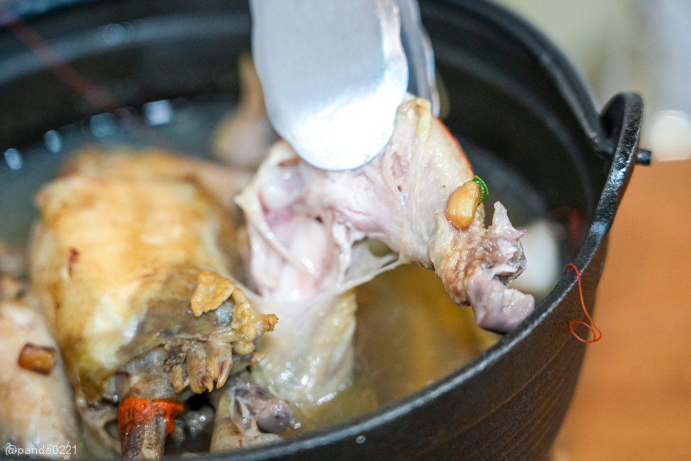 桃園｜金小蔥雞湯米粉．整隻土雞上桌，30隻鹿野土雞慢熬湯底，海鮮米粉澎派，還有超人氣隱藏版炸全雞！ @Panda&#039;s paradise