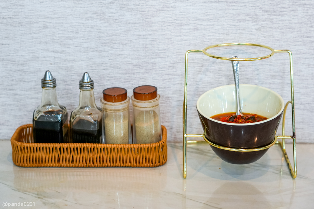 桃園｜金小蔥雞湯米粉．整隻土雞上桌，30隻鹿野土雞慢熬湯底，海鮮米粉澎派，還有超人氣隱藏版炸全雞！ @Panda&#039;s paradise