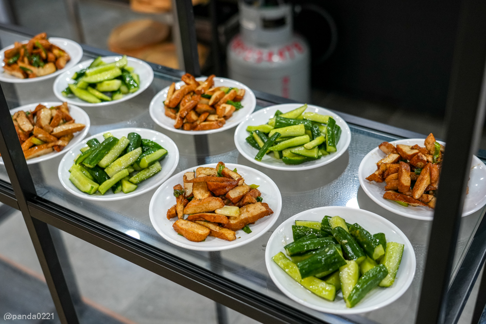 桃園｜金小蔥雞湯米粉．整隻土雞上桌，30隻鹿野土雞慢熬湯底，海鮮米粉澎派，還有超人氣隱藏版炸全雞！ @Panda&#039;s paradise