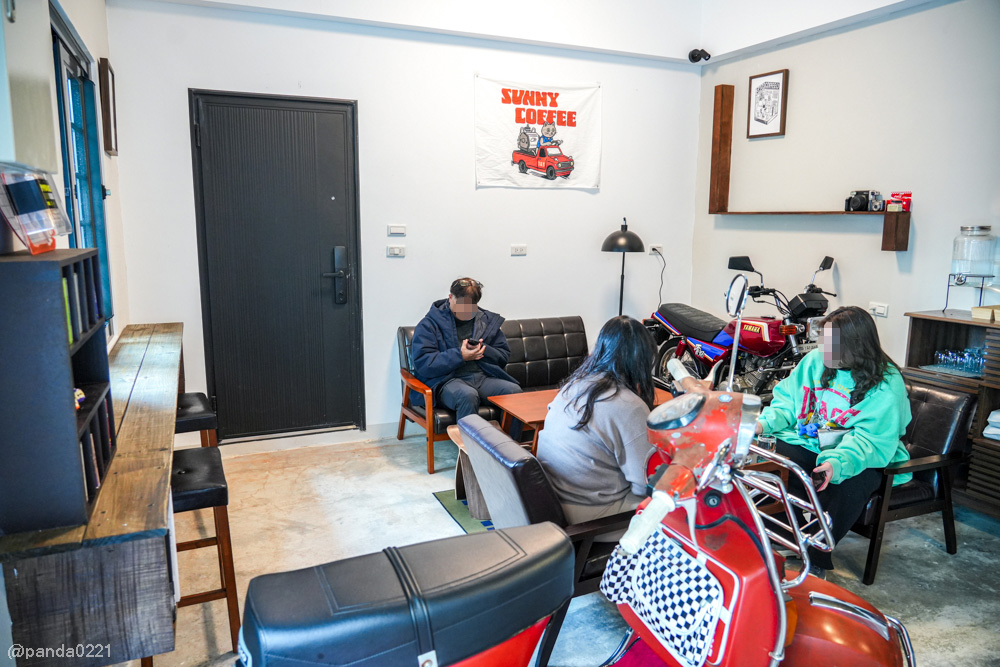 桃園中壢｜Sunny Coffee．咖啡&times;黑膠&times;老車復古咖啡館，藏在巷弄裡的質感小店 @Panda's paradise