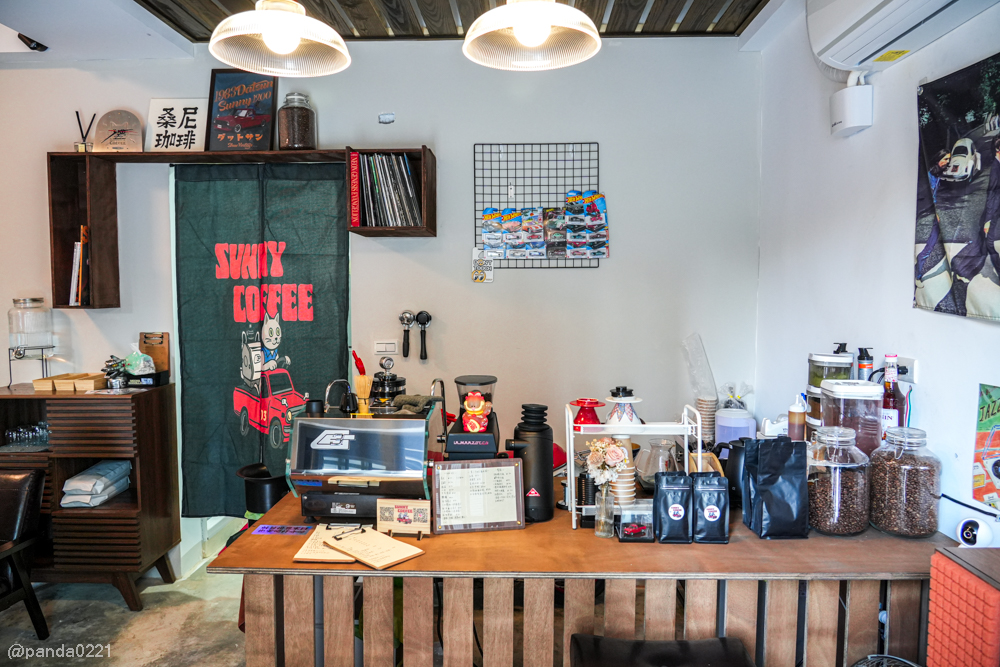 桃園中壢｜Sunny Coffee．咖啡&times;黑膠&times;老車復古咖啡館，藏在巷弄裡的質感小店 @Panda's paradise