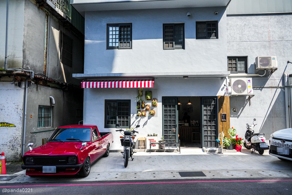 桃園中壢｜Sunny Coffee．咖啡&times;黑膠&times;老車復古咖啡館，藏在巷弄裡的質感小店 @Panda's paradise