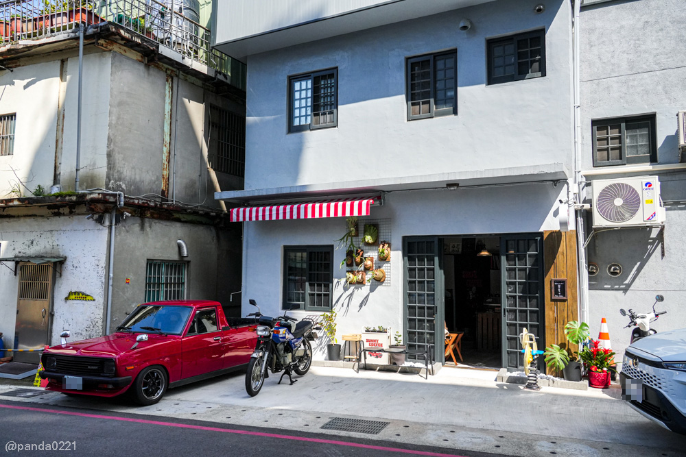桃園中壢｜Sunny Coffee．咖啡&times;黑膠&times;老車復古咖啡館，藏在巷弄裡的質感小店 @Panda's paradise