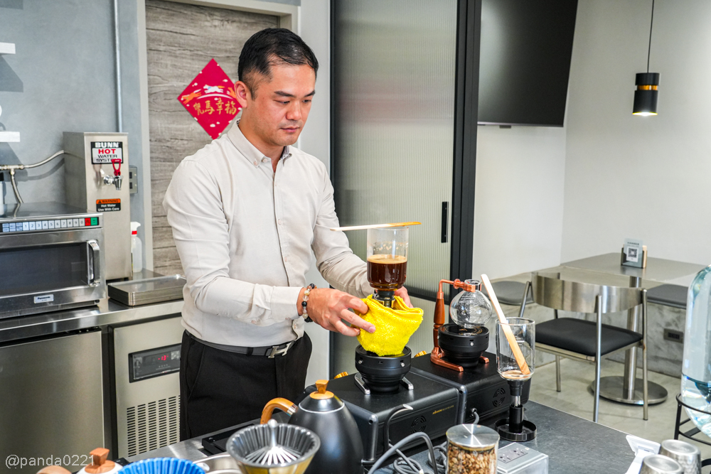 桃園楊梅｜獵焰咖啡 Hunter Kaffe．楊梅高中旁質感輕工業風咖啡廳！維也納烘焙職人手作咖啡與美味甜點 @Panda's paradise