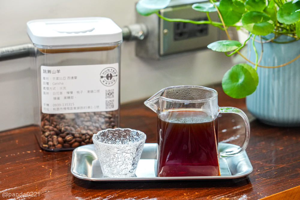 桃園楊梅｜獵焰咖啡 Hunter Kaffe．楊梅高中旁質感輕工業風咖啡廳！維也納烘焙職人手作咖啡與美味甜點 @Panda's paradise