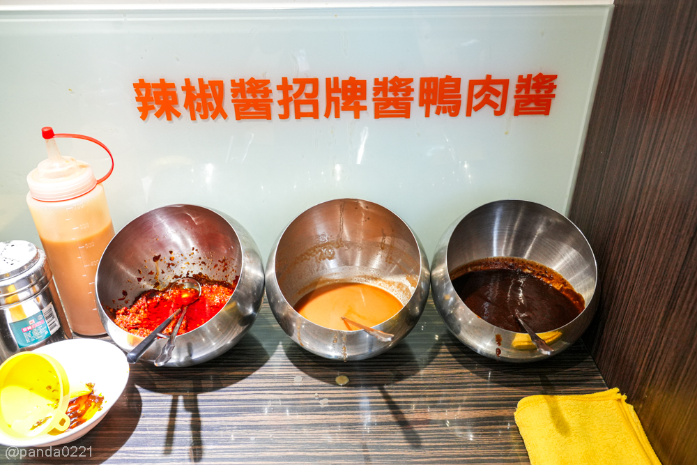 桃園中壢｜豪爽鴨鴨肉專賣店-內壢店．內壢鴨肉飯、蔥油雞便當推薦，內用還有鴨骨湯喝到飽！ @Panda's paradise